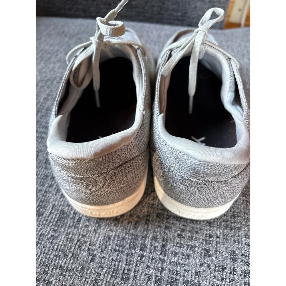 Kizik Enclosed Canvas Men 7.5 Womens 9 Wide Light Grey Hands Free Slip On